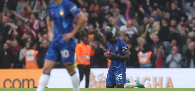 El medio del Chelsea Moises Caicedo (en segundo palno) se lamenta durante el partido de la Premier League que han jugado Chelsea FC y Nottingham Forest, en Londres. Reino Unido. EFE/EPA/NEIL HALL