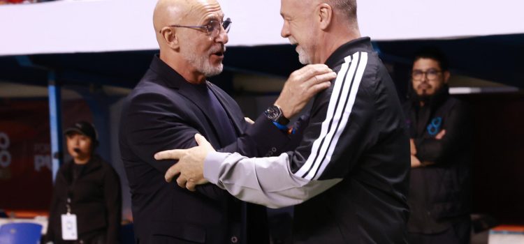 El seleccionador de España, Luis de la Fuente (i), saluda al seleccionador de Perú, Luiz Venker Menezes, en el partido amistoso previo al Mundial de Fútbol 2026, en el estadio Cuauhtémoc en Puebla (México). EFE/ Alex Cruz