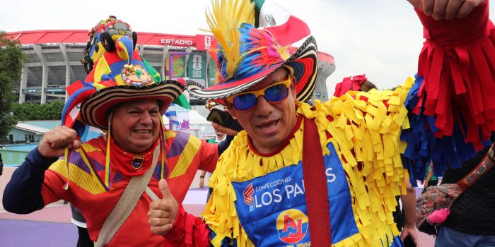 Aficionados de Colombia posan este miércoles a las afueras del estadio Ciudad de México a un día de la inauguración del Mundial de la FIFA 2026 entre las selecciones de México y Sudáfrica. EFE/Mario Guzmán