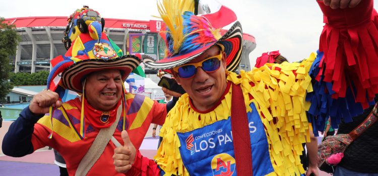 Aficionados de Colombia posan este miércoles a las afueras del estadio Ciudad de México a un día de la inauguración del Mundial de la FIFA 2026 entre las selecciones de México y Sudáfrica. EFE/Mario Guzmán