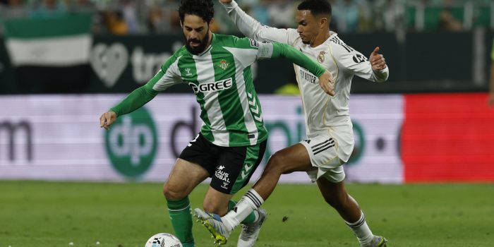 El centrocampista del Betis, Isco (i), intenta llevarse el balón ante el defensa británico del Real Madrid, Trent Alexander-Arnold, durante el encuentro correspondiente a la jornada 32 de LaLiga que disputan Real Betis y Real Madrid este viernes en el estadio de La Cartuja, en Sevilla. EFE/ Julio Muñoz.