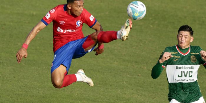 Francisco Martínez (d), de Marathón, disputa el balón con Carlos Sánchez, de Olimpia, en un partido de la Liga Nacional de Honduras entre Marathón y Olimpia en el estadio Yankel Rosenthal en San Pedro Sula (Honduras). EFE/José Valle