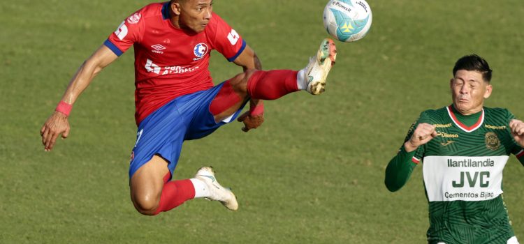Francisco Martínez (d), de Marathón, disputa el balón con Carlos Sánchez, de Olimpia, en un partido de la Liga Nacional de Honduras entre Marathón y Olimpia en el estadio Yankel Rosenthal en San Pedro Sula (Honduras). EFE/José Valle