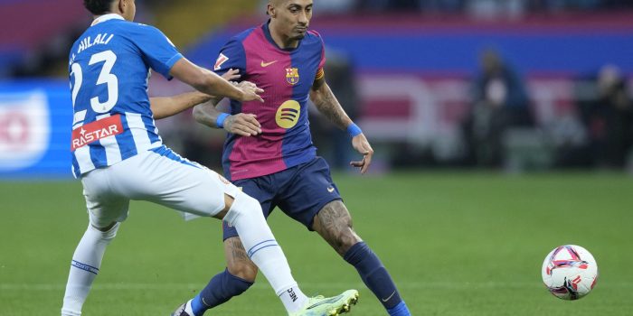 El extremo del Barcelona 'Raphinha' (d) pugna por el balón con el defensa del Espanyol Omar El Hilali. EFE/ Enric Fontcuberta