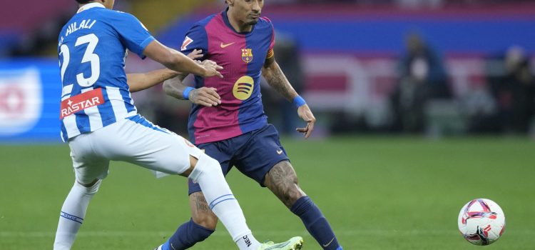 El extremo del Barcelona 'Raphinha' (d) pugna por el balón con el defensa del Espanyol Omar El Hilali. EFE/ Enric Fontcuberta