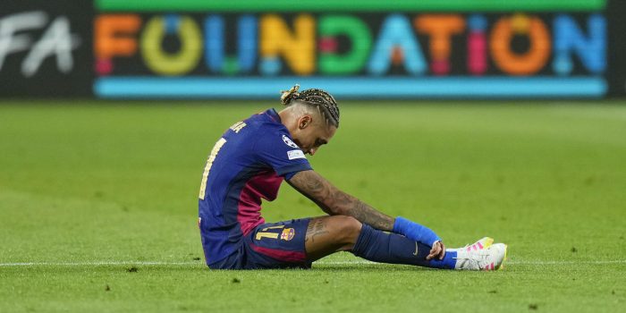 ALT Brasileño Raphinha: "Otra vez encajamos muchos goles en casa y es inaceptable"