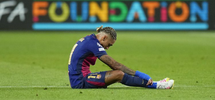 ALT Brasileño Raphinha: "Otra vez encajamos muchos goles en casa y es inaceptable"