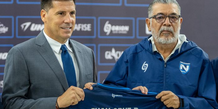 El nuevo seleccionador de Nicaragua, Juan Cruz Real (i), recibe una camiseta con su nombre de manos del presidente de la Federación de Nicaragua de Fútbol, Manuel Quintanilla. EFE/STR