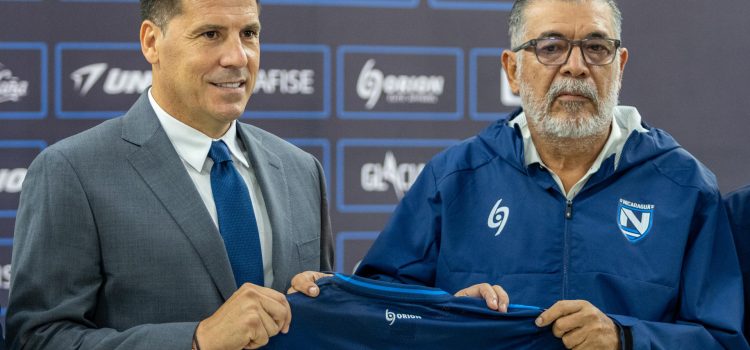 El nuevo seleccionador de Nicaragua, Juan Cruz Real (i), recibe una camiseta con su nombre de manos del presidente de la Federación de Nicaragua de Fútbol, Manuel Quintanilla. EFE/STR