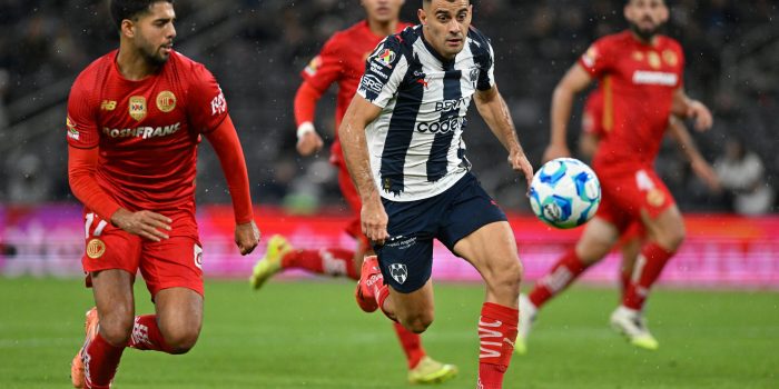 Germán Berterame (d), de Monterrey, disputa el balón con Mauricio Isais, de Toluca, en un partido por la jornada 1 del Torneo Clausura 2026 en el estadio BBVA, en Guadalupe (México). EFE/Miguel Sierra