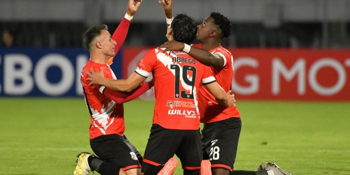 Jugadores de Potosí celebran un gol en un partido de la primera ronda de la Copa Sudamericana. EFE/ Jorge Abrego