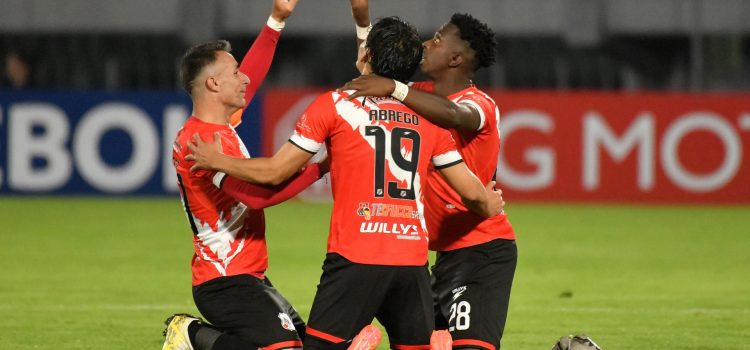 Jugadores de Potosí celebran un gol en un partido de la primera ronda de la Copa Sudamericana. EFE/ Jorge Abrego