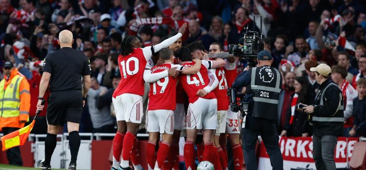 Los jugadores del Arsenal celebran el 1-0 de Kai Havertz durante el partido de la Premier League que han jugado Arsenal FC y Burnley FC, en Londres, Reino Unido. EFE/EPA/DAVID CLIFF