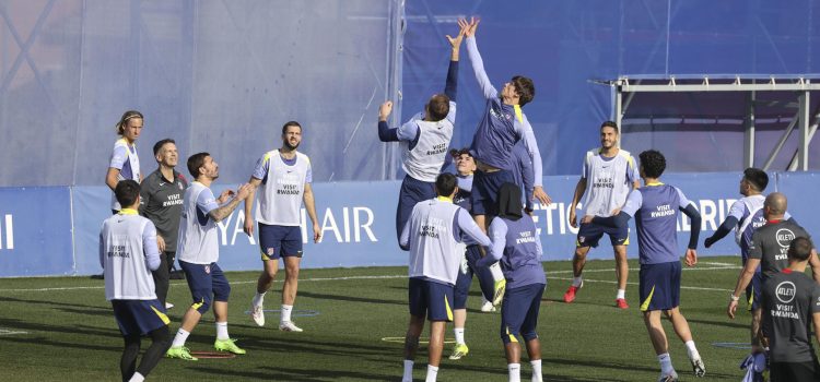 Los jugadores del Atlético de Madrid, en el entrenamiento del equipo este viernes en Majadahonda. EFE/ Víctor Lerena