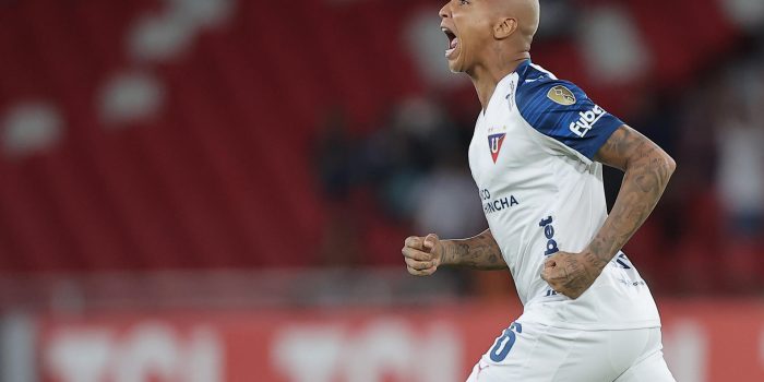 Deyverson, de LDU Quito, celebra un gol durante un partido de la fase de grupos de la Copa Libertadores entre LDU Quito y Always Ready en el estadio Rodrigo Paz Delgado en Quito (Ecuador). EFE/José Jácome