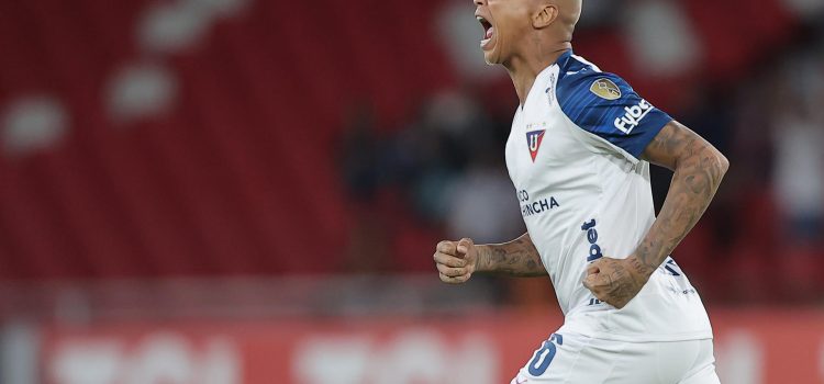 Deyverson, de LDU Quito, celebra un gol durante un partido de la fase de grupos de la Copa Libertadores entre LDU Quito y Always Ready en el estadio Rodrigo Paz Delgado en Quito (Ecuador). EFE/José Jácome