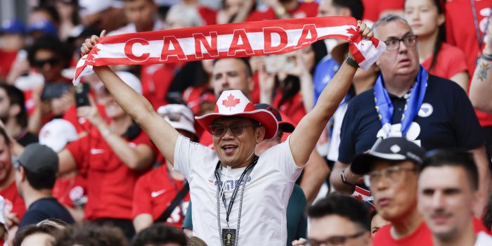 Aficionados de Canadá animan el 12 de junio, en un partido del grupo B del Mundial de la FIFA 2026 entre Canadá y Bosnia y Herzegovina en el estadio BMO Field en Toronto (Canadá). EFE/ Bienvenido Velasco
