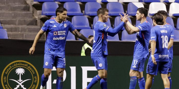 Jugadores de Cruz Azul celebran un gol este jueves, en un partido de la Copa de Campeones Concacaf entre Cruz Azul y Vancouver, en el estadio Cuauhtémoc en Puebla (México). EFE/ Hilda Ríos