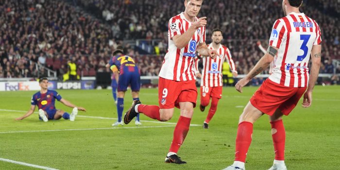 El delantero noruego del Atlético de Madrid Alexander Sørloth (i) celebra su gol, segundo gol del equipo colchonero, durante el encuentro correspondiente a la ida de los cuartos de final de la Liga de Campeones que disputaron FC Barcelona y Atlético de Madrid este miércoles en el Camp Nou, en Barcelona. EFE/Siu Wu