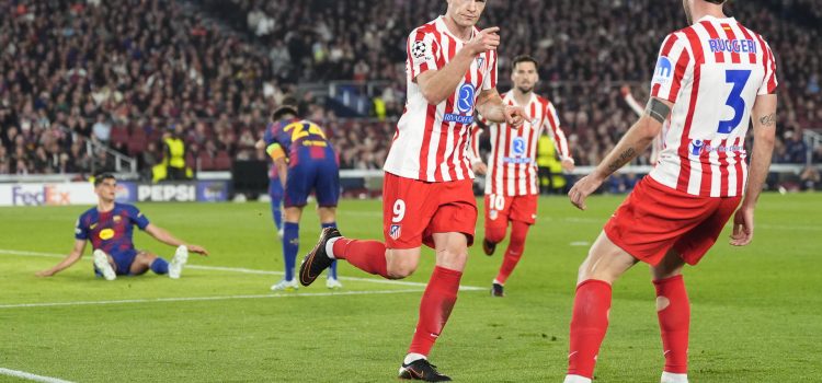 El delantero noruego del Atlético de Madrid Alexander Sørloth (i) celebra su gol, segundo gol del equipo colchonero, durante el encuentro correspondiente a la ida de los cuartos de final de la Liga de Campeones que disputaron FC Barcelona y Atlético de Madrid este miércoles en el Camp Nou, en Barcelona. EFE/Siu Wu