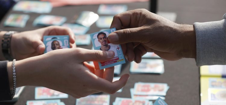 Aficionados al fútbol se reúnen para intercambiar láminas del álbum del Mundial 2026 en el 'Cambiatón de láminas mundialeras', el pasado domingo 31 de mayo, en el estadio Bicentenario de La Florida, en Santiago (Chile). EFE/ Elvis González