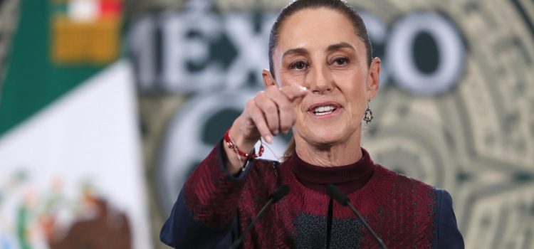 La presidenta de México, Claudia Sheinabum, habla durante una rueda de prensa en Palacio Nacional de la Ciudad de México (México). EFE/Mario Guzmán