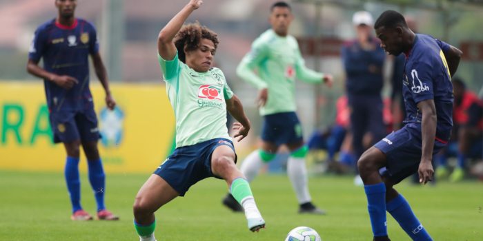 Guilherme Biro (i) de la selección brasileña sub-20 disputa el balón durante un partido de entrenamiento contra Madureira en la Granja Comary en Teresópolis (Brasil). EFE/André Coelho