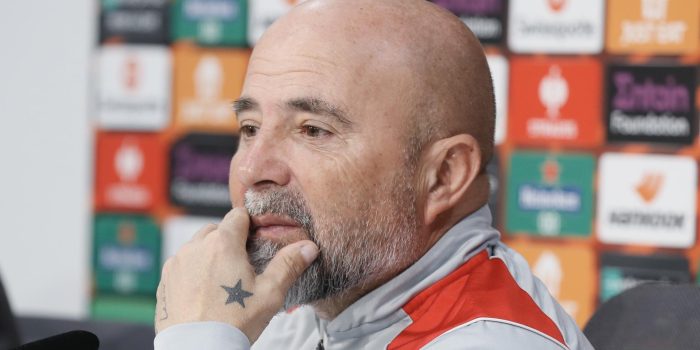 El entrenador del Sevilla, el argentino Jorge Sampaoli, en rueda de prensa tras el entrenamiento realizado con su plantilla previo al partido de ida de los octavos de final de la Liga Europa ante el Fenerbahçe de Estambul que disputarán en el estadio Sánchez Pizjuán de la capital hispalense. EFE/José Manuel Vidal