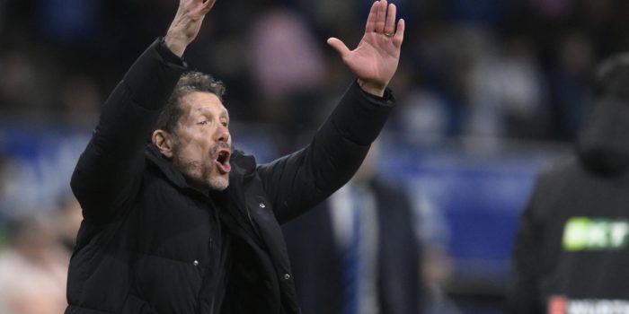 El entrenador del Atlético de Madrid, Diego Simeone, durante el partido de LaLiga de fútbol que Real Oviedo y Atlético de Madrid disputaron en el estadio Carlos Tartiere. EFE/Eloy Alonso