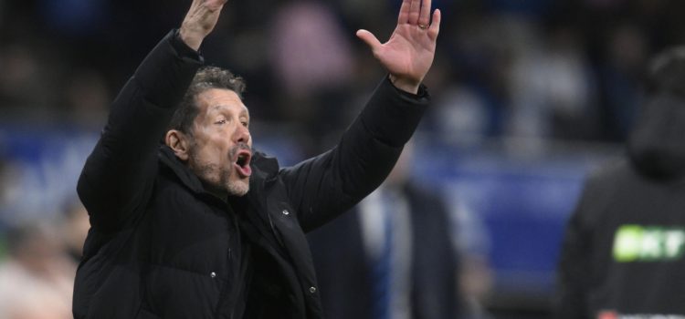 El entrenador del Atlético de Madrid, Diego Simeone, durante el partido de LaLiga de fútbol que Real Oviedo y Atlético de Madrid disputaron en el estadio Carlos Tartiere. EFE/Eloy Alonso