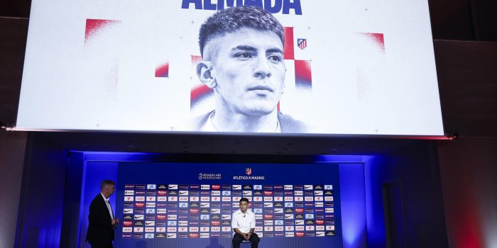 El centrocampista argentino Thiago Almada, campeón del mundo con la Albiceleste en Catar 2022, durante su presentación como nuevo futbolista del Atlético de Madrid el pasado 29 de julio. EFE/ Chema Moya