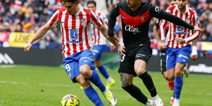 El delantero del Atlético de Madrid Julián Alvarez (i), en acción durante el partido de Liga que disputaron el Atlético de Madrid y el Real Mallorca en el estadio Riyahd Metropolitano, este domingo. EFE/Chema Moya
