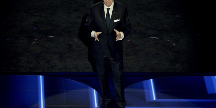 El presidente de la FIFA, Giovanni Infantino, se dirige al público durante el sorteo de la Final de la Copa Mundial de la FIFA 2026. EFE/EPA/SHAWN THEW