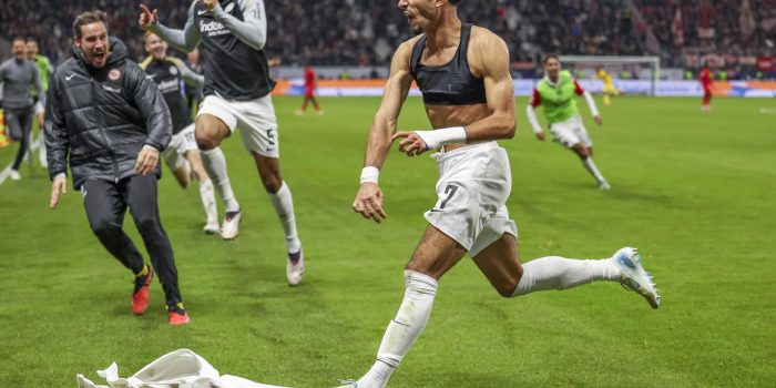 El delantero egipcio Omar Marmoush, del Eintracht de Frankfurt, celebra el 3-3 durante el partido de la Bundesliga que han jugado Eintracht Frankfurt y FC Bayern Munich en Frankfurt, Alemania. EFE/EPA/CHRISTOPHER NEUNDORF