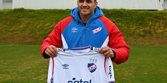 Maximiliano Gómez posa durante su presentación como nuevo jugador de Nacional. EFE/Federico Gutiérrez