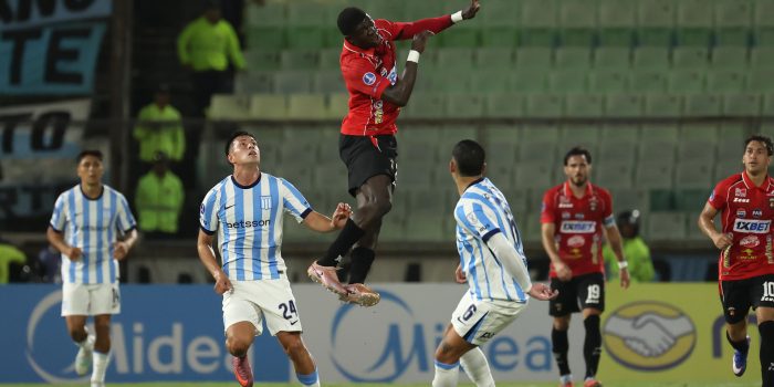 El delantero colombiano de Caracas, Sebastián González, salta más que todos sus rivales de Racing Club durante el partido de la tercera jornada de la fase de grupos de la Copa Sudamericana que terminó este miércoles 1-1 en el estadio Olímpico de la Universidad Central de Venezuela. EFE/ Miguel Gutiérrez