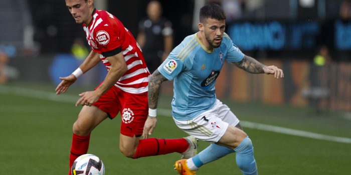 El delantero del Celta Carlos Pérez (d) pelea un balón con Miguel Gutierrez, del Girona, durante el partido de Liga en Primera División que Celta de Vigo y Girona FC disputaron en el estadio de Balaídos. EFE/Salvador Sas