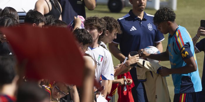 El delantero de la selección española de fútbol Lamine Yamal firma autógrafos antes del entrenamiento en la Ciudad del Fútbol en Las Rozas. EFE/Sergio Pérez