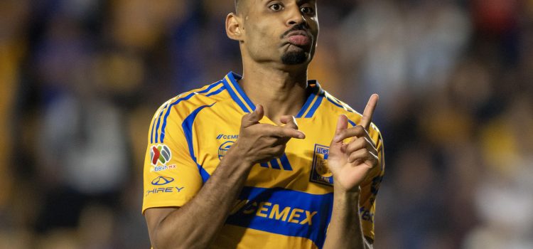 Joaquim Pereira de Tigres celebra un go en el estadio Universitario en Monterrey (México). EFE/ Miguel Sierra