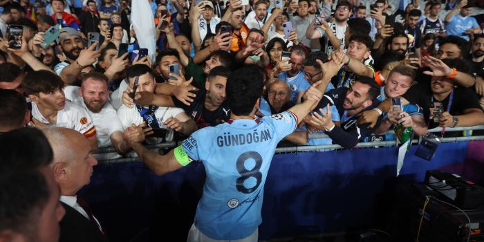 El centrocampista Ilkay Gundogan celebra la conquista de la Liga de Campeones, el 10 de junio de 2023, con los aficionados del Manchester City, club al que regresa tras completar una temporada en el Barcelona. EFE/EPA/MARTIN DIVISEK
