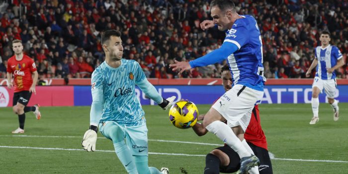 El guardameta del Mallorca Dominik Greif (i) en un RCD Mallorca - Deportivo Alavés, en el Estadio de Son Moix en foto de archivo de Cati Cladera. EFE