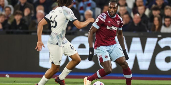 Fotografía de Isabel Infantes, en la que puede verse en una imagen de archivo del 26 de abril de 2023 al futbolista del West Ham Michail Antonio (d). EFE. Sólo uso editorial.