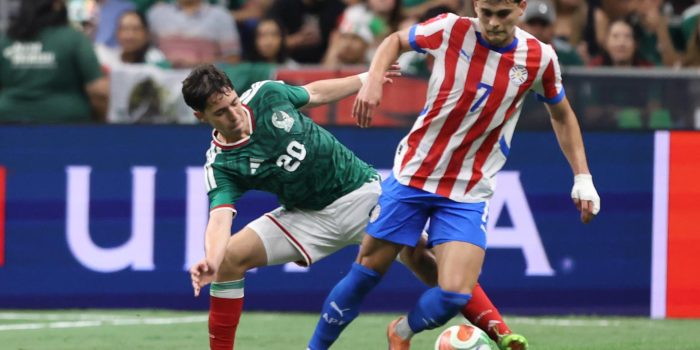 Mateo Chávez (i) de México, disputa un balón con Ramón Sosa, de Paraguay, en un partido amistoso entre México y Paraguay en el Alamodome en San Antonio (Estados Unidos). EFE/Carlos Ramírez