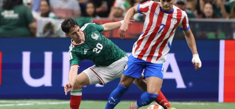 Mateo Chávez (i) de México, disputa un balón con Ramón Sosa, de Paraguay, en un partido amistoso entre México y Paraguay en el Alamodome en San Antonio (Estados Unidos). EFE/Carlos Ramírez