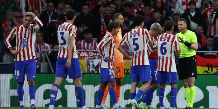 Los jugadores del Atlético protestan el penalti señalado a favor del Arsenal en la ida. EFE/Kiko Huesca