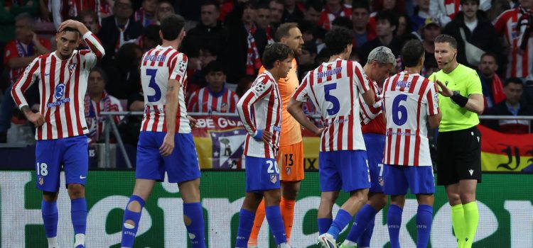 Los jugadores del Atlético protestan el penalti señalado a favor del Arsenal en la ida. EFE/Kiko Huesca