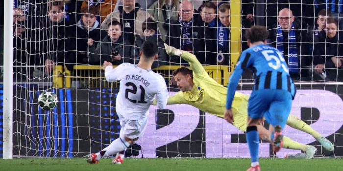 El español Marco Asensio, del Aston Villa, bate de penalti al portero belga Simon Mignolet durante el partido de la UEFA Champions League que han jugado Club Brugge KV y Aston Villa FC, en Brujas, Bélgica EFE/EPA/OLIVIER MATTHYS