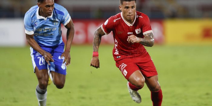 Darwin Machís (d), de América, disputa un balón con Marlon Medranda, de Macará, en un partido de la Copa Sudamericana en el estadio Pascual Guerrero en Cali. EFE/Ernesto Guzmán Jr.