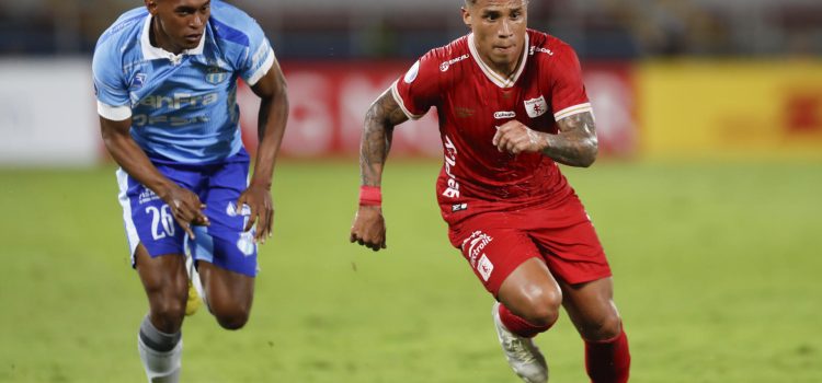 Darwin Machís (d), de América, disputa un balón con Marlon Medranda, de Macará, en un partido de la Copa Sudamericana en el estadio Pascual Guerrero en Cali. EFE/Ernesto Guzmán Jr.