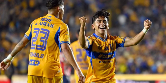 El centrocampista de Tigres Diego Sánchez celebra este sábado la victoria sobre Guadalajara en el estadio Universitario en San Nicolás de Los Garza. EFE/Miguel Sierra